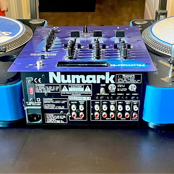 2 Stanton turntables and mixer - Picture 2 of 2